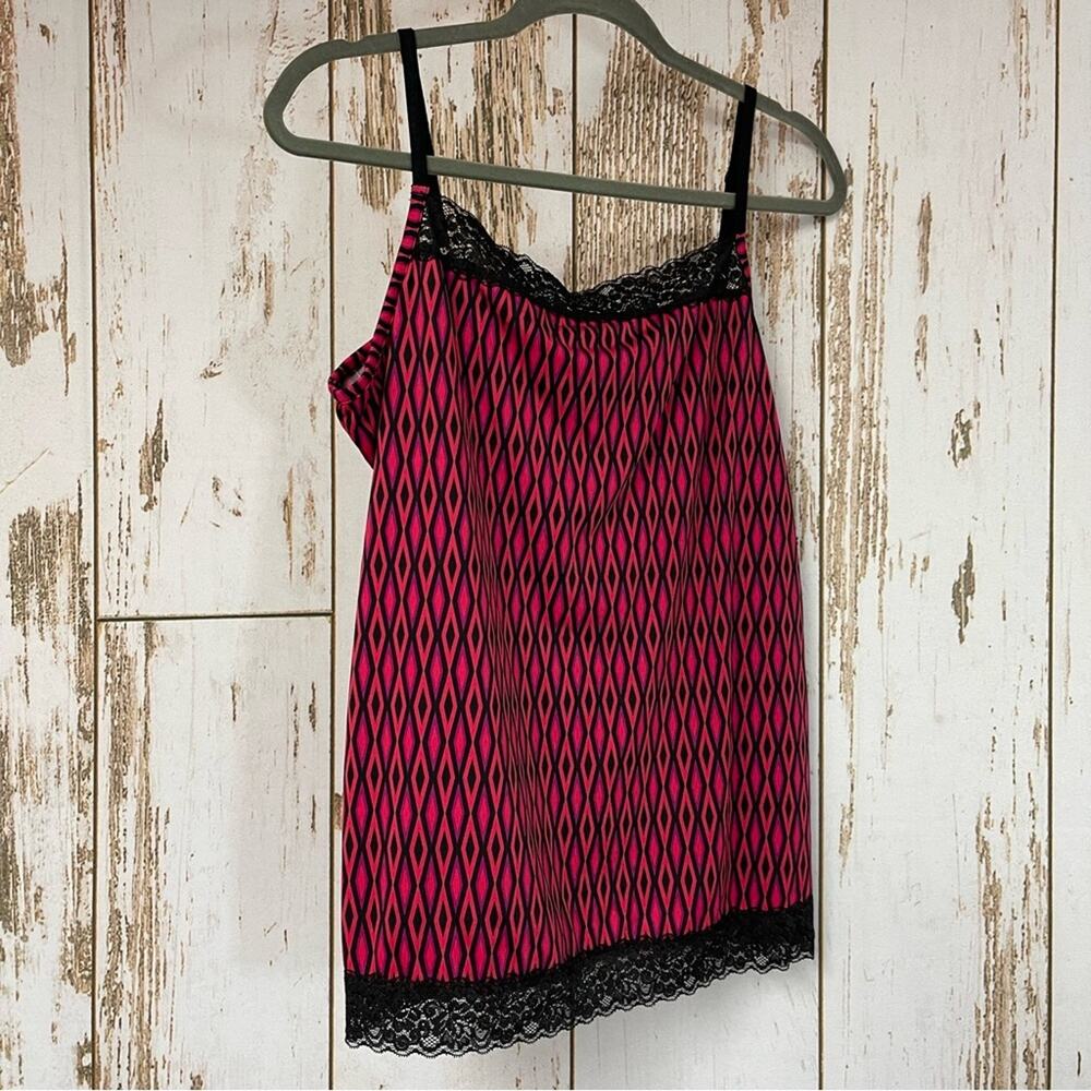 Fashion Bug, Cool Print Lace Line Camisole. Size Large. Excellent condition!
